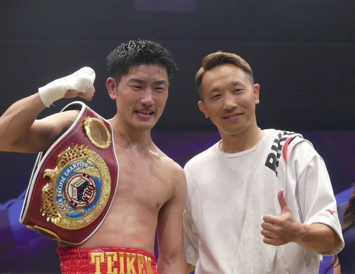 【画像・写真】5回KO勝ちした藤田（左）。右は粟生トレーナー