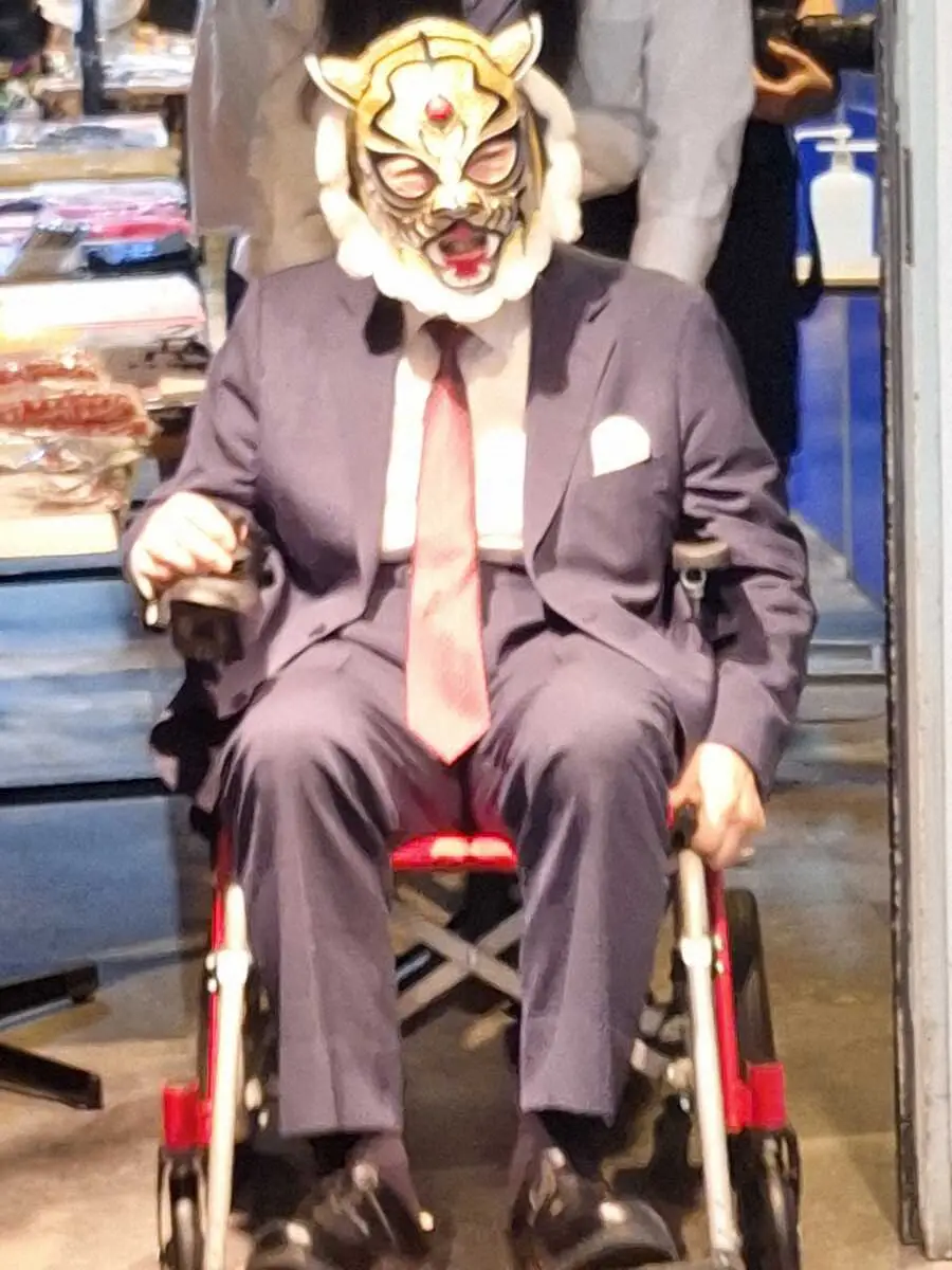 【画像・写真】初代タイガーの佐山がリングであいさつ「4代目は引退するが8月に自分が復活する」