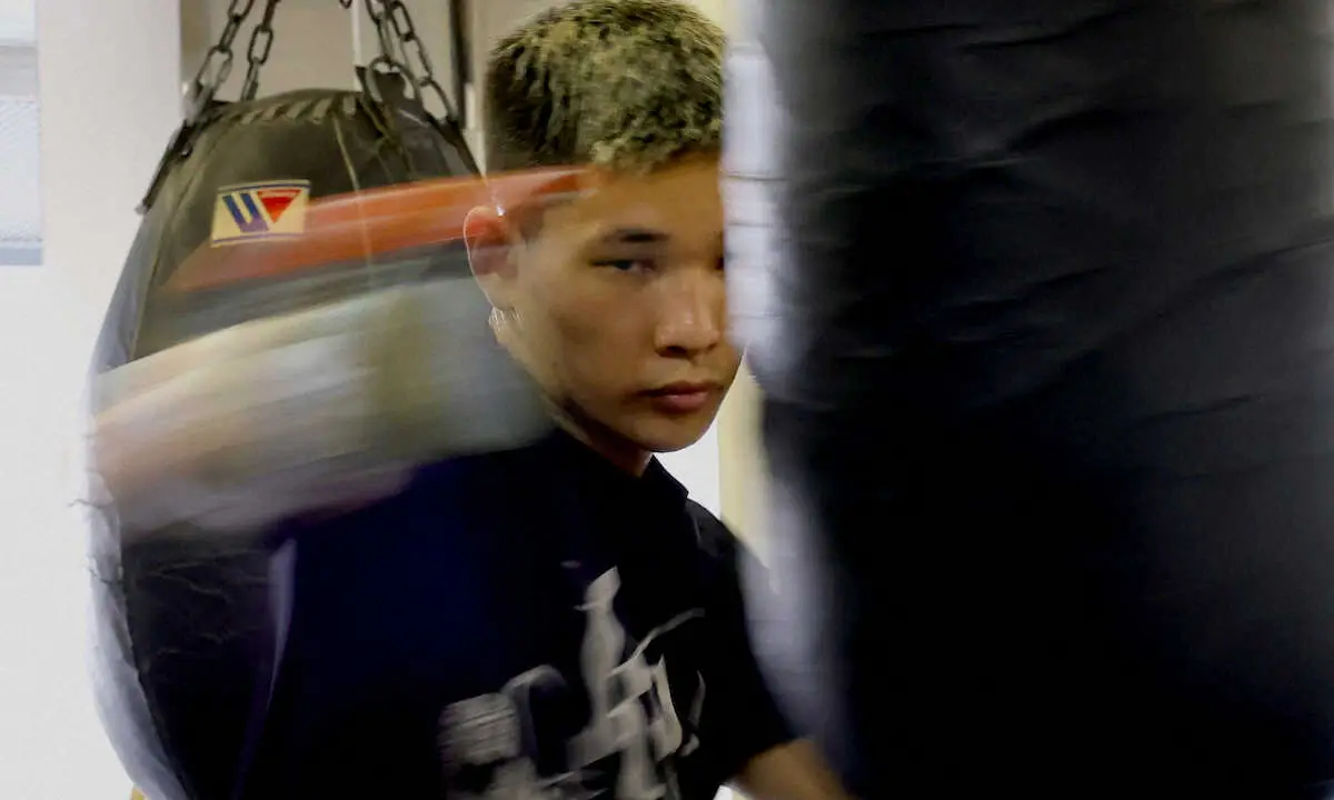 【画像・写真】＜松本練習＞サンドバックを叩く松本（撮影・光山　貴大）