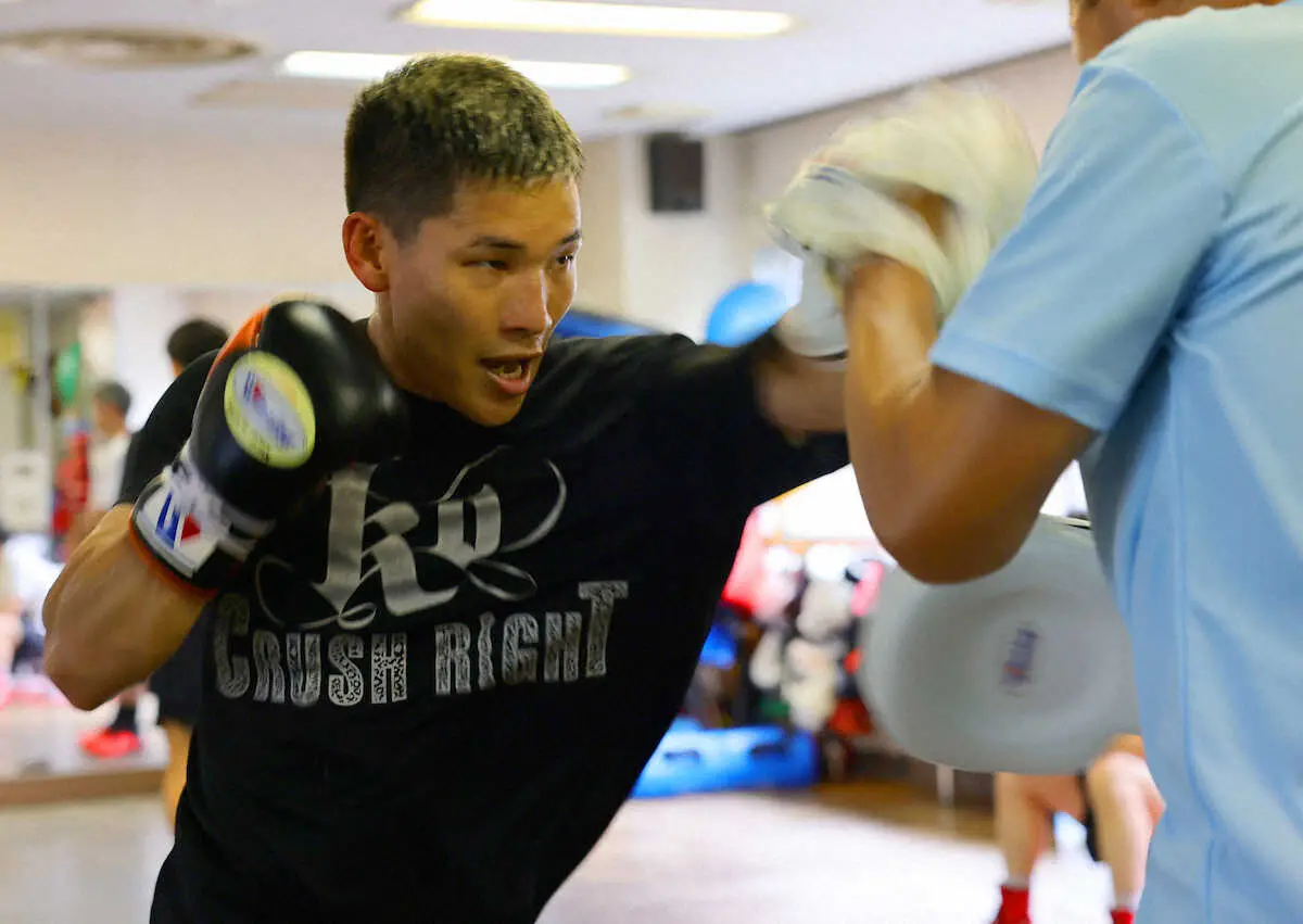【画像・写真】＜松本練習＞ミット打ちをする松本（撮影・光山　貴大）