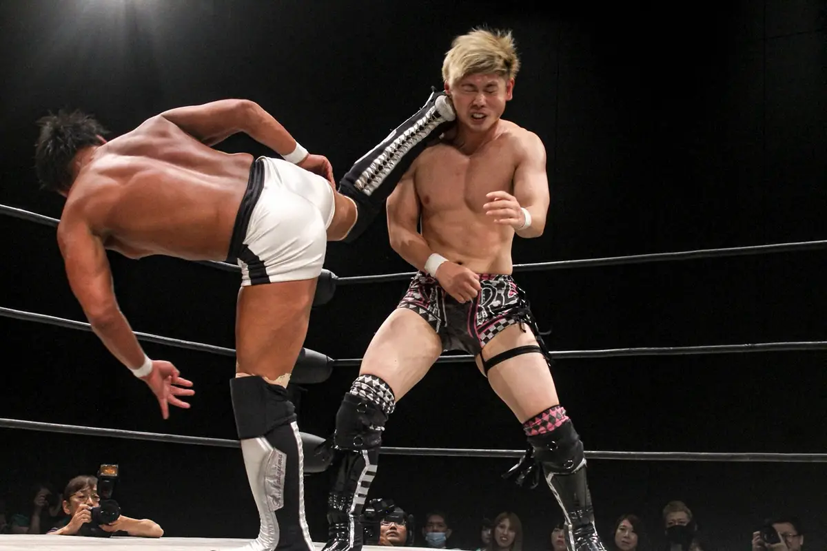 【画像・写真】【GLEAT】“2冠王”中嶋勝彦　井土徹也を締め落とす貫禄の勝利！試合後にはタッグ結成を呼びかけも…