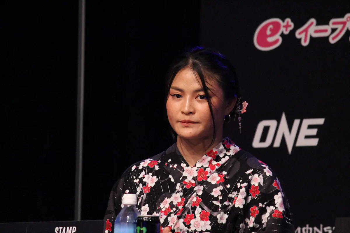 【画像・写真】可愛らしい浴衣姿で登場したスタンプ・フェアテックス（撮影・酒井卓也）