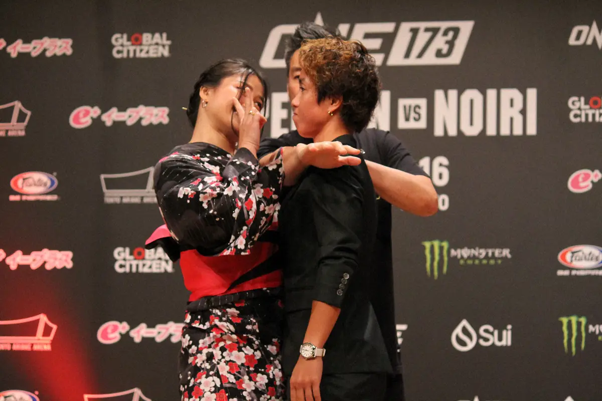 【画像・写真】超接近のフェースオフで笑顔のピースサインを見せたスタンプ・フェアテックス（撮影・酒井卓也）