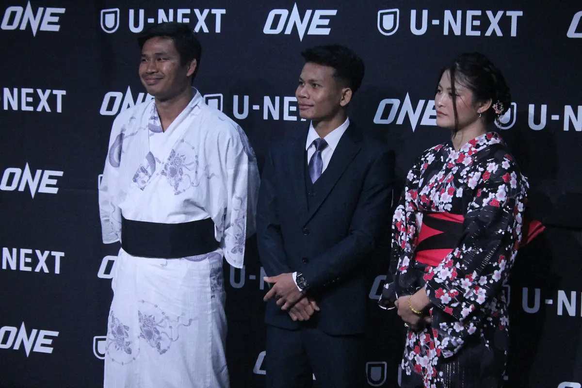 【画像・写真】囲み取材では同じタイ人選手のスーパーレック（左）とともに浴衣姿で登場したスタンプ・フェアテックス（撮影・酒井卓也）