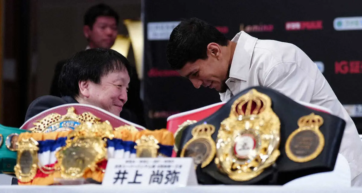 【画像・写真】尚弥は「故障してもおかしくないギリギリの練習」と大橋会長　民族衣装贈られ「逆に怖い。自信ある感じ」