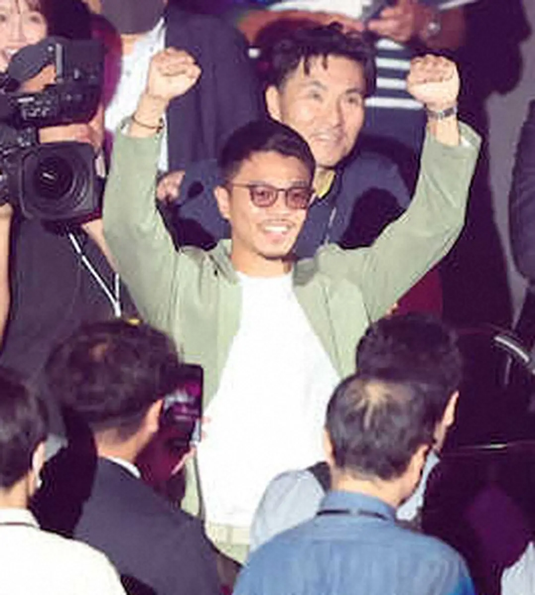 【画像・写真】世界戦の会場で、リング上の井上からの呼びかけに応える中谷