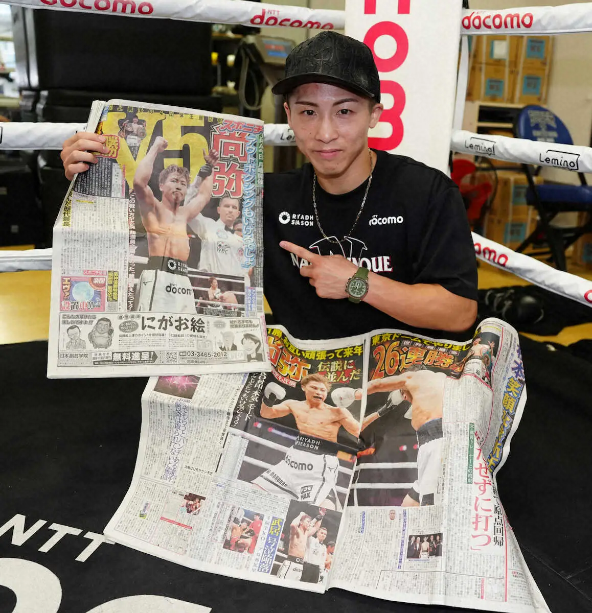 【画像・写真】＜井上尚弥一夜明け会見＞スポニチ本紙東京版（左）と大阪版を手にする井上（撮影・島崎忠彦）