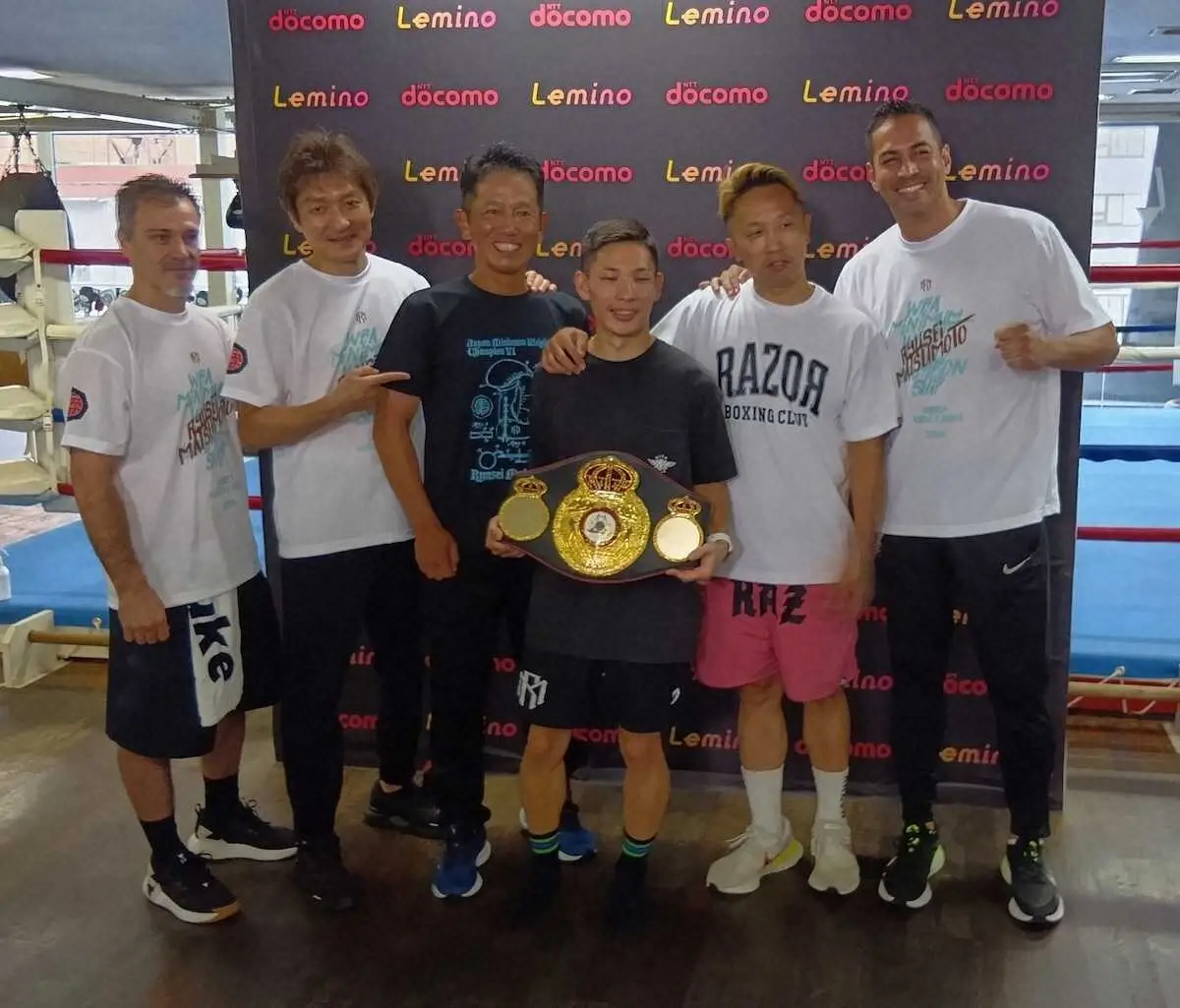 【画像・写真】王座獲得から一夜明け、帝拳ジムのトレーナー陣に祝福される松本（右から3人目）