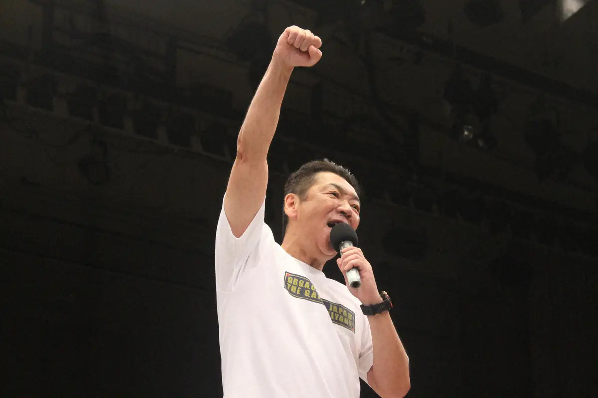 【画像・写真】大会オープニングで右拳を上げる宮根誠司（撮影・酒井卓也）