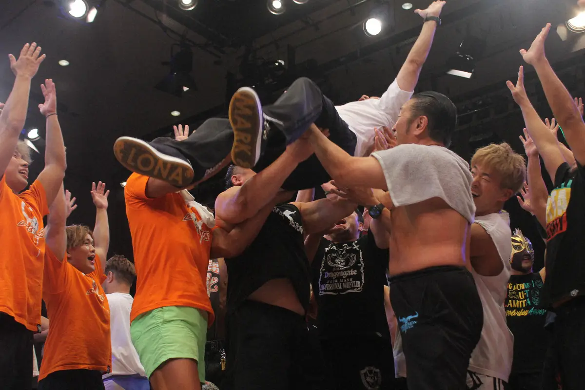 【画像・写真】選手たちに胴上げされる宮根誠司（撮影・酒井卓也）