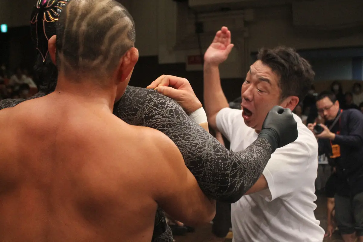 【画像・写真】“因縁”のシュン・スカイウォーカーへ反撃のチョップを打ち込む宮根誠司（撮影・酒井卓也）