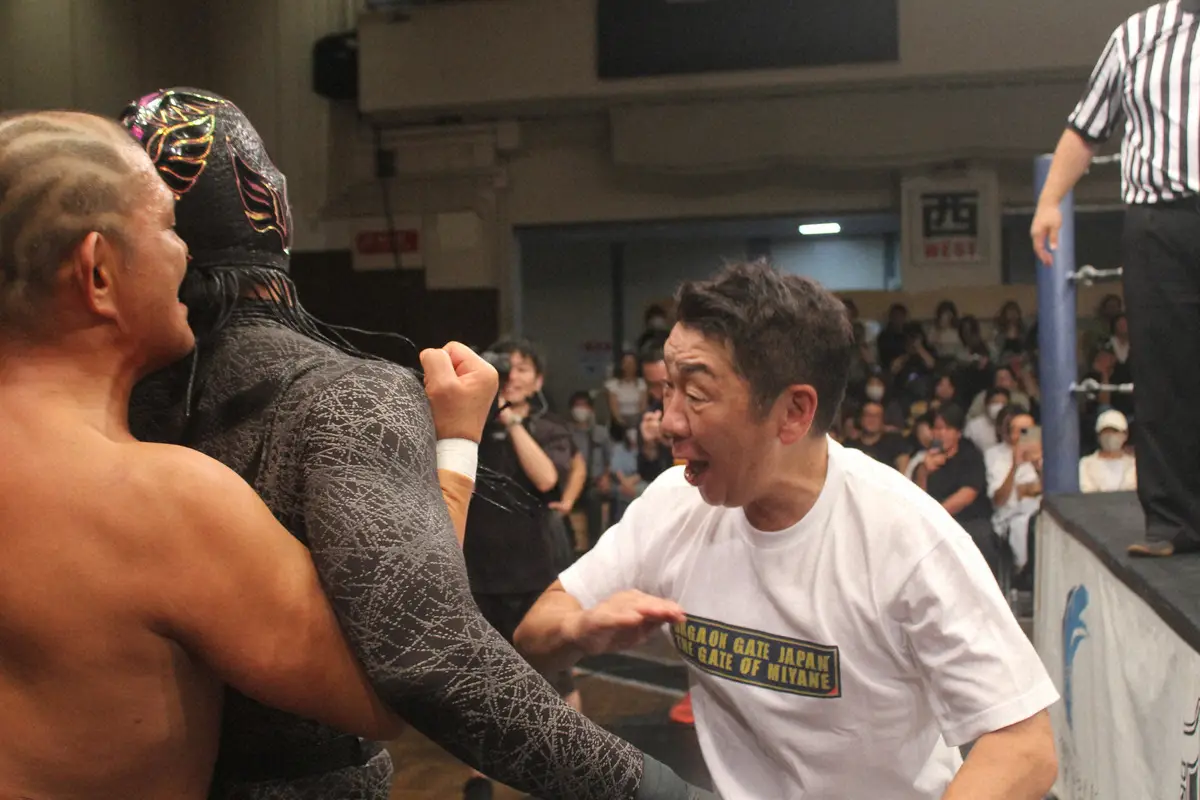 【画像・写真】“因縁”のシュン・スカイウォーカーへ反撃のチョップを打ち込む宮根誠司（撮影・酒井卓也）