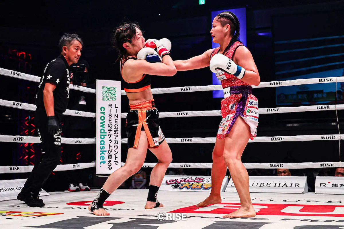 RISE WORLD SERIES 2025 FINAL」で元ボクシング世界王者の吉田（右）は