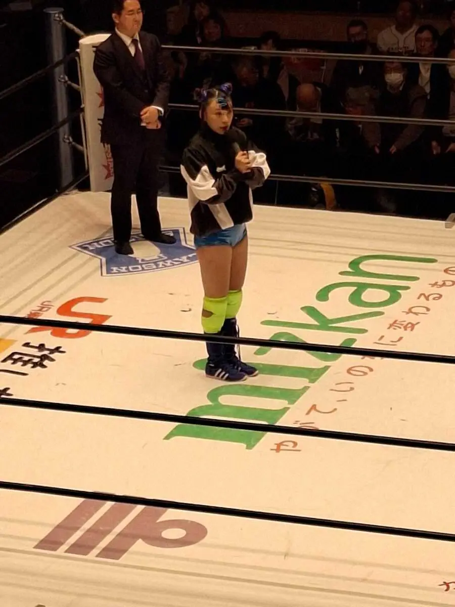 【画像・写真】12月29日のスターダム両国大会でプロレス再デビューするフワちゃん（中央）。リング上で今後はプロレス一筋でいくことを宣言した（左は岡田社長）