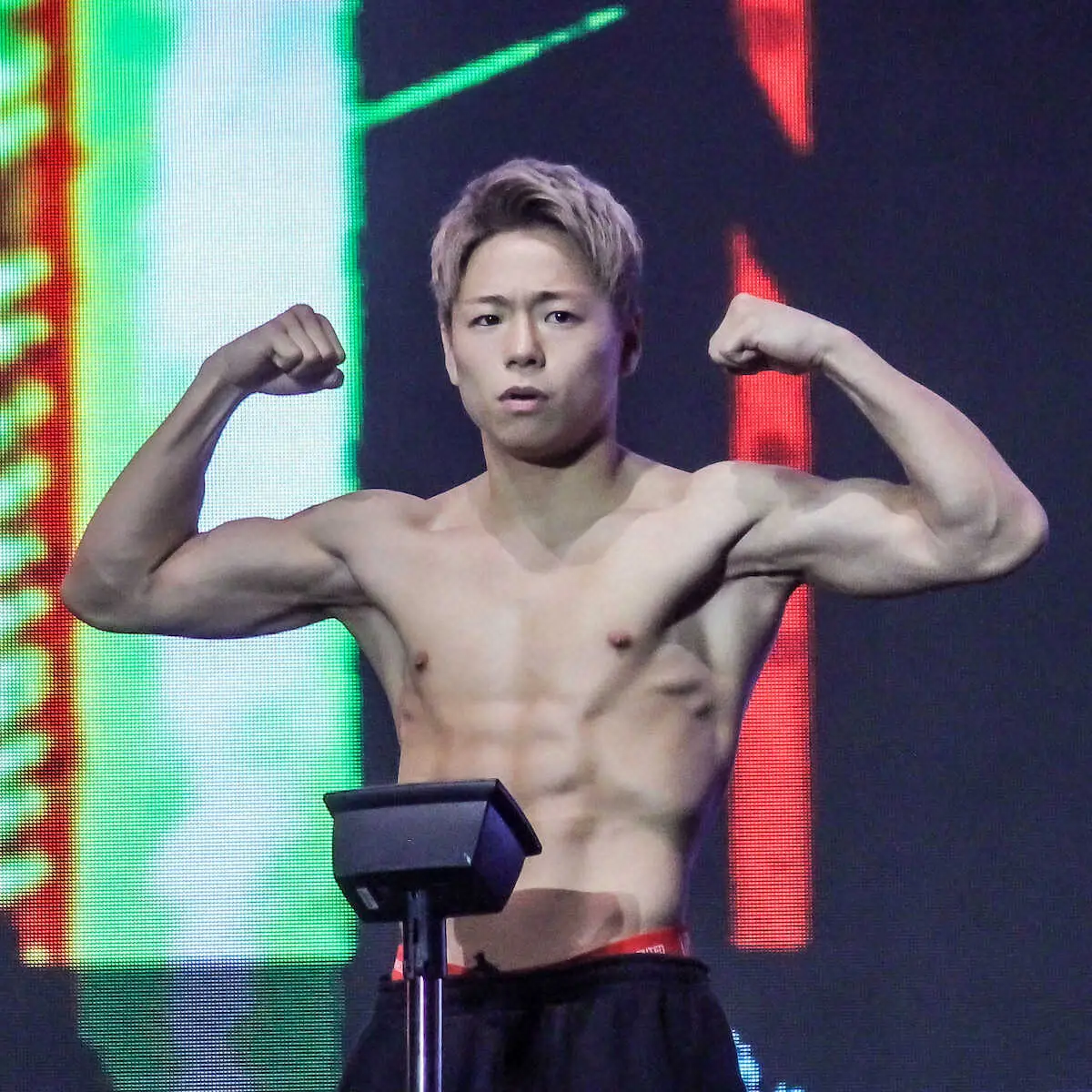 【画像・写真】【ONE】武尊　8カ月ぶり再起戦へ鍛え上げた肉体美披露！額を合わせる“超危険”接近フェースオフ