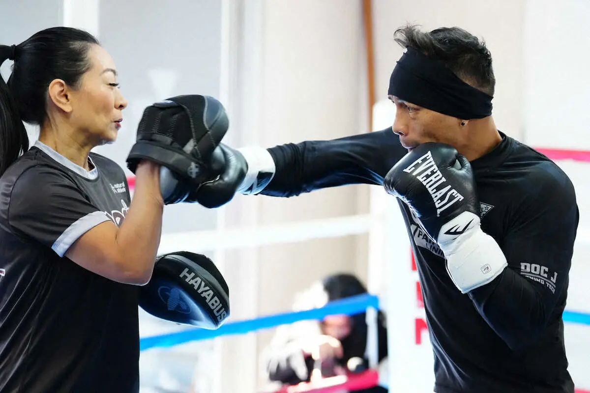 【画像・写真】ドネア、異例！夫人相手にミット打ち　コンディションは「妻のおかげでもうレベチだ」