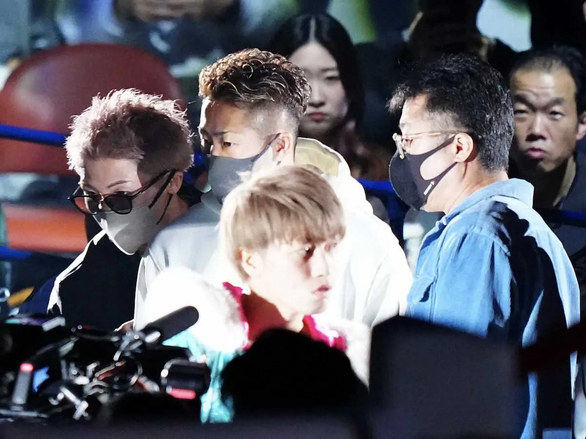 【画像・写真】井上尚弥　トリプル世界戦に来場！WBO世界フライ級挑戦の同門・桑原拓と一緒に入場