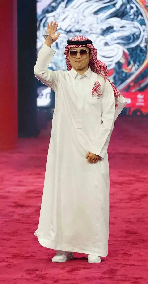 【画像・写真】3階級制覇狙う寺地拳四朗がサウジの民俗衣装でイベント登場！　新階級では「力を100％発揮できる」