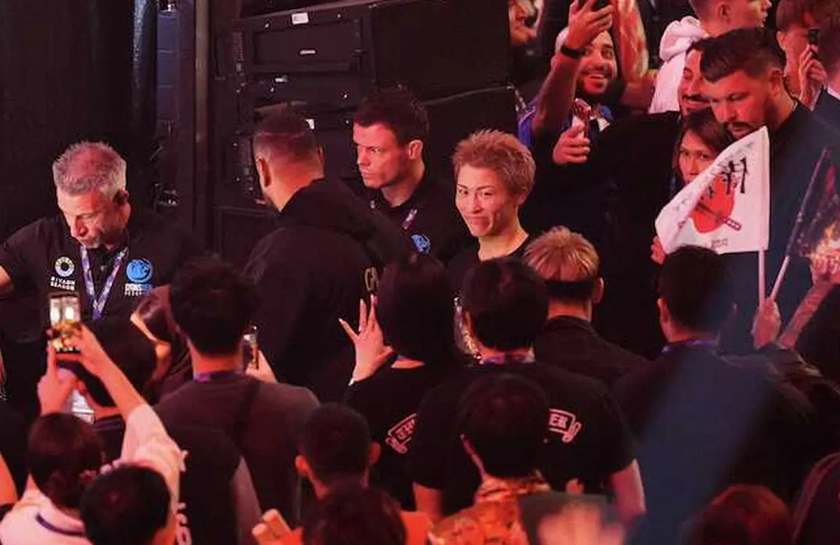 【画像・写真】地元の人々の歓声を浴びて引き上げる井上尚弥（撮影・長久保　豊）