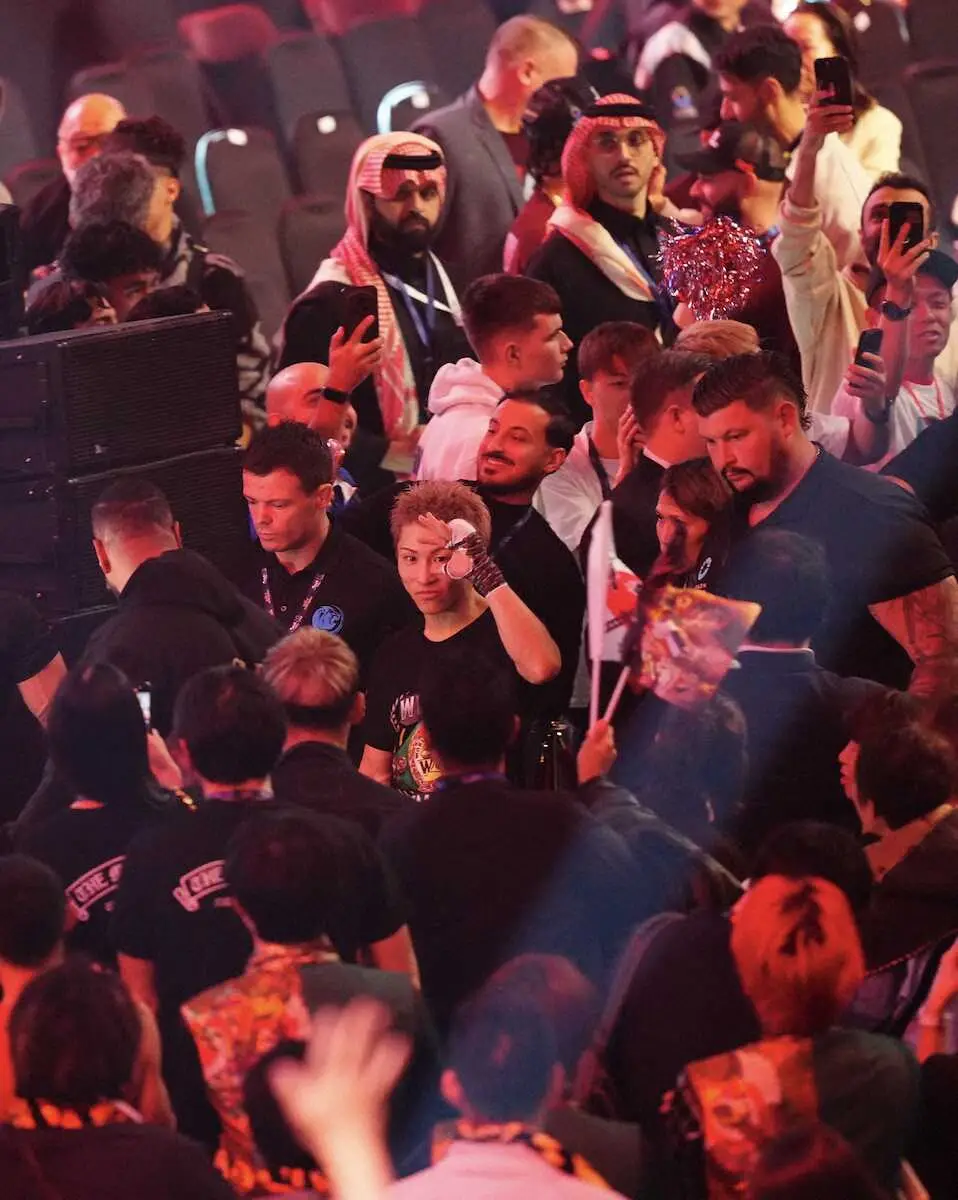 【画像・写真】サウジアラビアの人々に囲まれながら、帰途につく井上尚弥（撮影・長久保　豊）