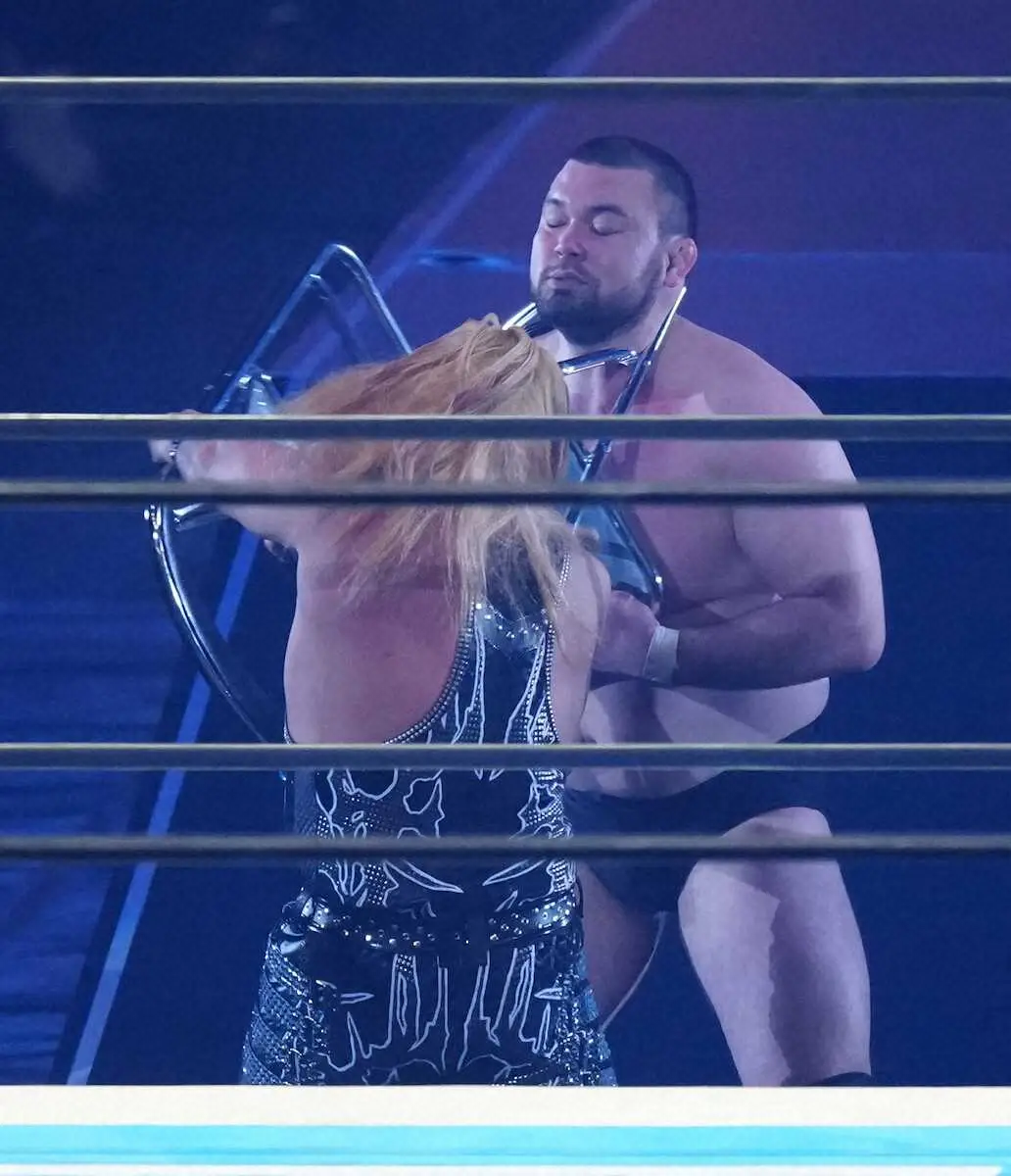 【画像・写真】【新日本】ウルフアロン　プロレス初陣で一本勝ち！三角締めでEVIL失神　NEVER奪取に会場大熱狂