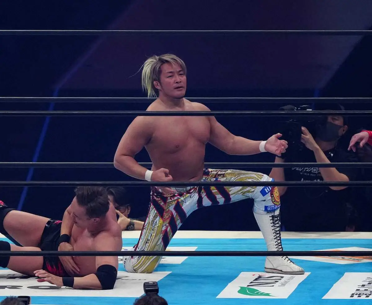 【画像・写真】＜新日本プロレス＞エアギターする棚橋（撮影・島崎忠彦）
