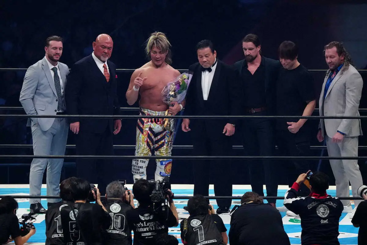 【画像・写真】【新日本】棚橋弘至　感涙の東京Dサプライズ祭り！戦友が出禁選手が集結…ゴンドラの上から「愛してます」