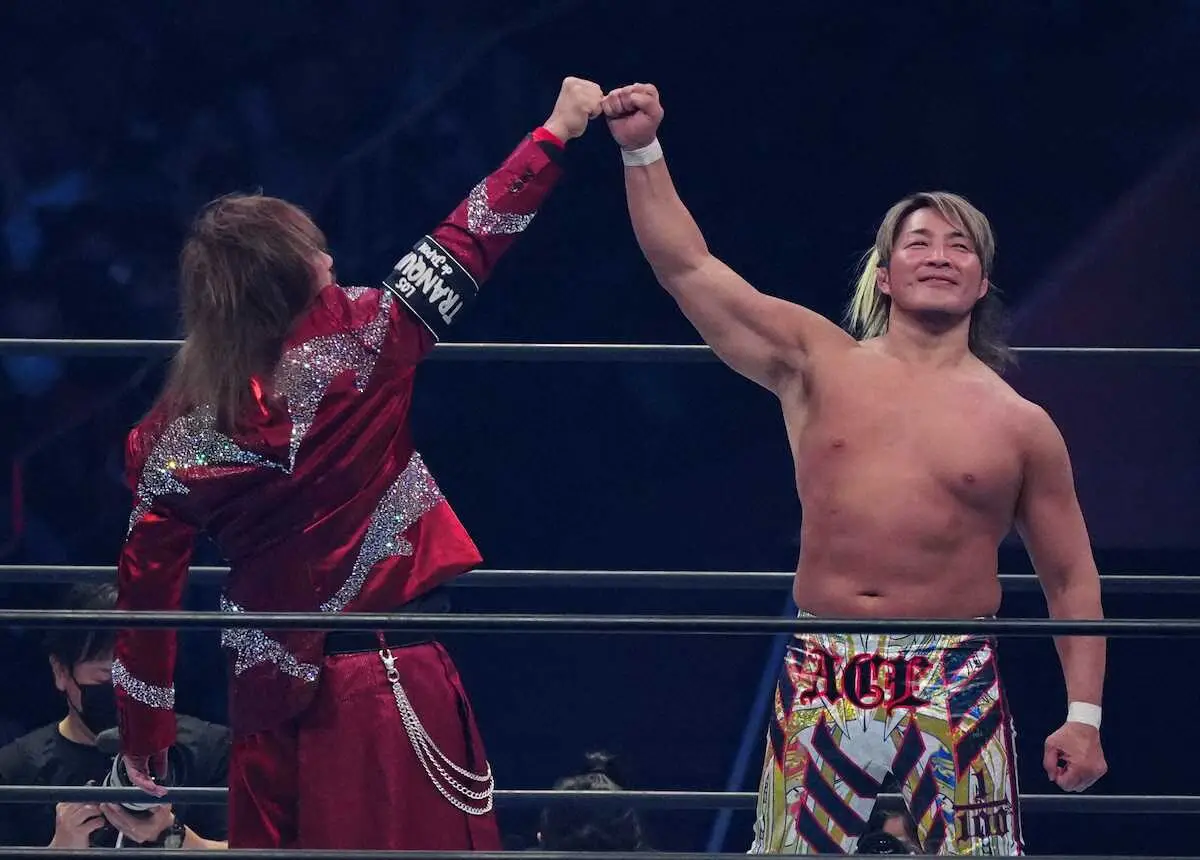 【画像・写真】＜新日本プロレス＞棚橋（右）の引退セレモニーに駆け付けた内藤（撮影・島崎忠彦）