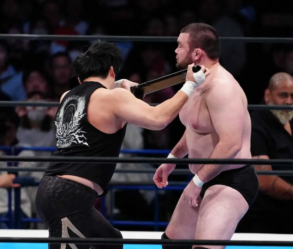 【画像・写真】＜新日本プロレス＞成田（左）の凶器攻撃を食らうウルフアロン（撮影・島崎忠彦）