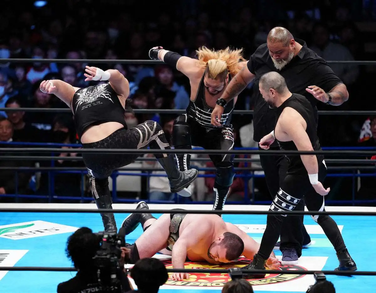 【画像・写真】＜新日本プロレス＞（左から）成田、EVIL、ファレ、東郷に蹴られるウルフアロン（撮影・島崎忠彦）