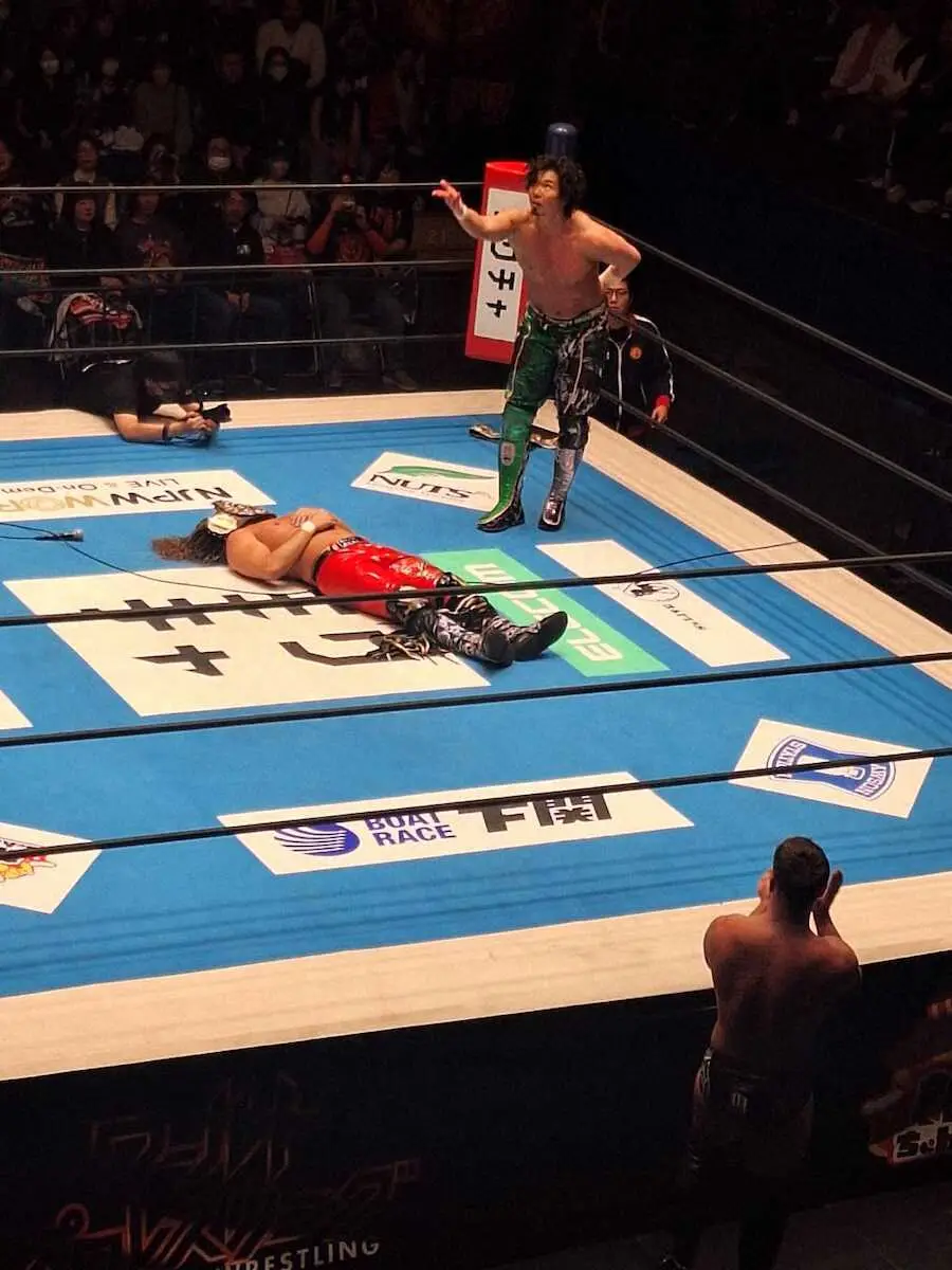 【画像・写真】【新日本】IWGPヘビー級王者・辻が屈辱…ジェイク・リーにまさか絞め落とされた
