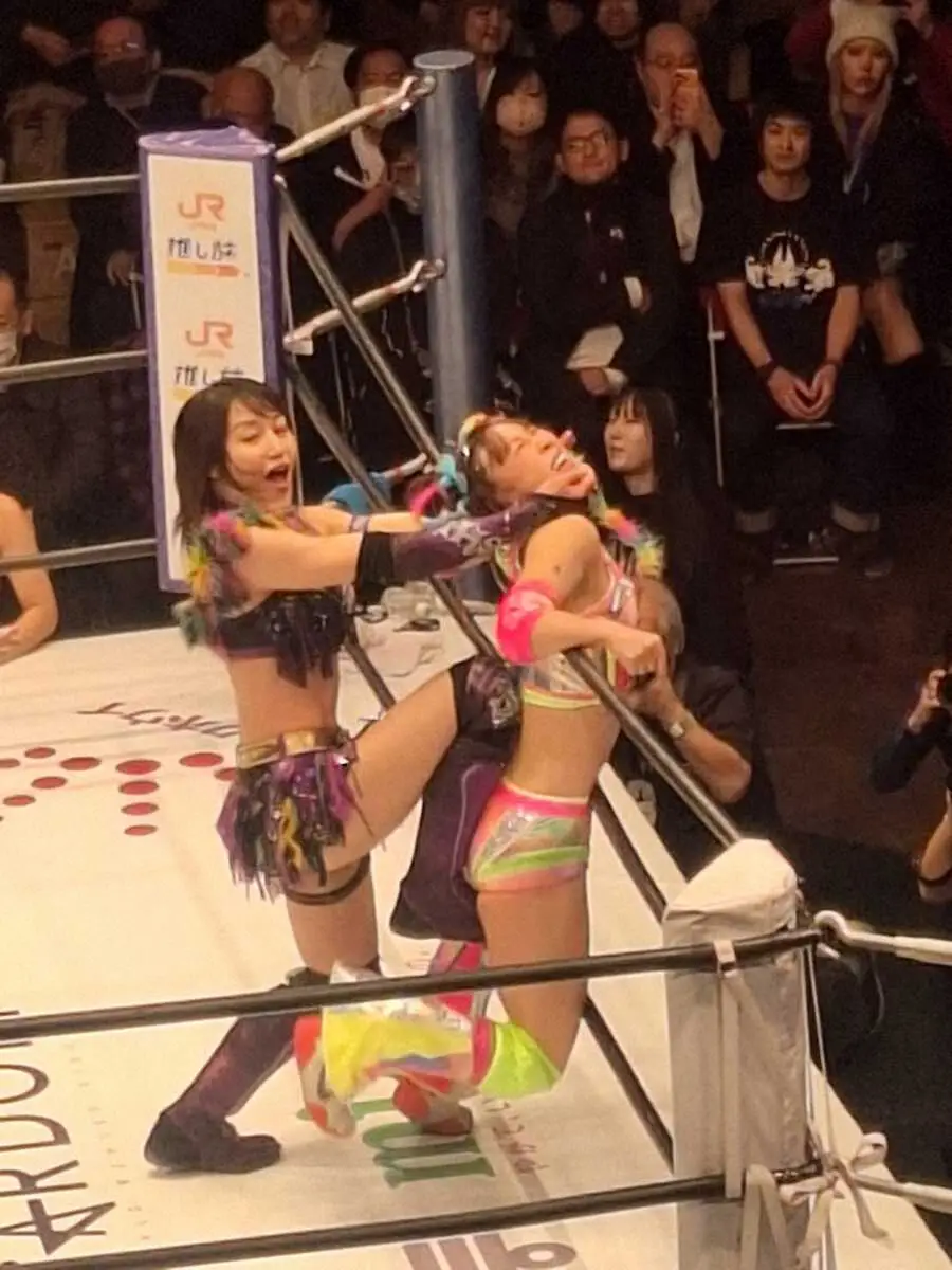 【画像・写真】【スターダム】フワちゃん　葉月とタッグ戦で無念のギブアップ負け「骨も肉も衣装も全部壊れた」