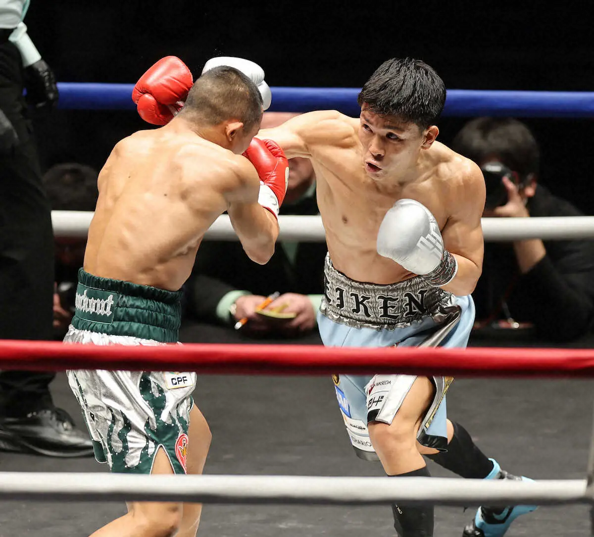 【画像・写真】岩田翔吉が負傷判定でWBCベルト奪取！涙の1年ぶり世界王者返り咲き　恩師“KID”さん誕生日に吉報