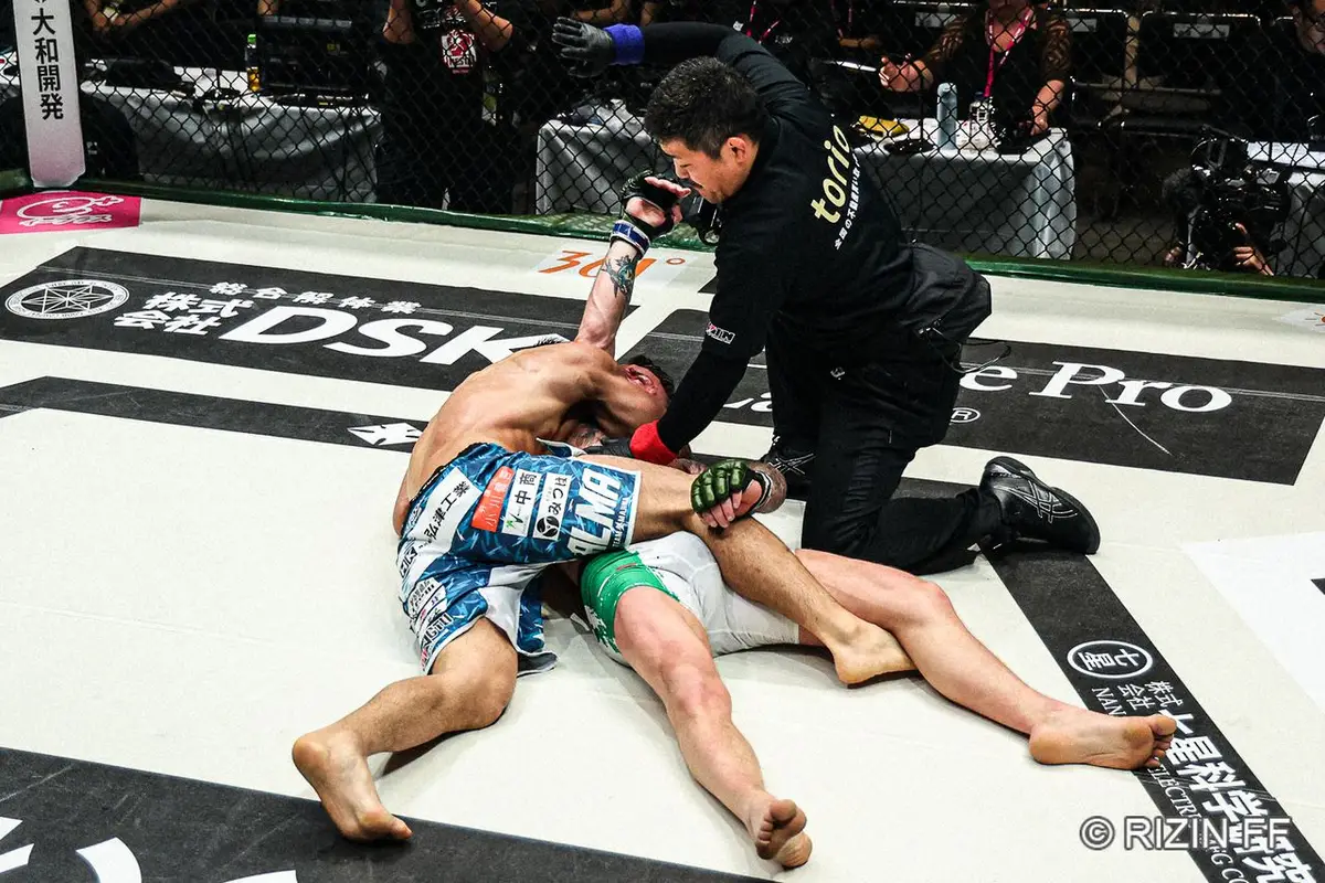RIZIN】目を開いたまま失神…摩嶋一整の衝撃肩固めにネット驚がく「意識