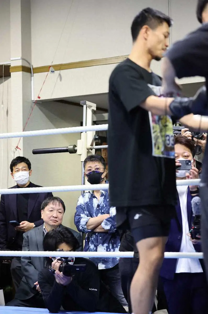 【画像・写真】中谷（右）の公開練習を見つめる大橋会長（左から2人目）と井上真吾トレーナー（同4人目）（撮影・光山　貴大）