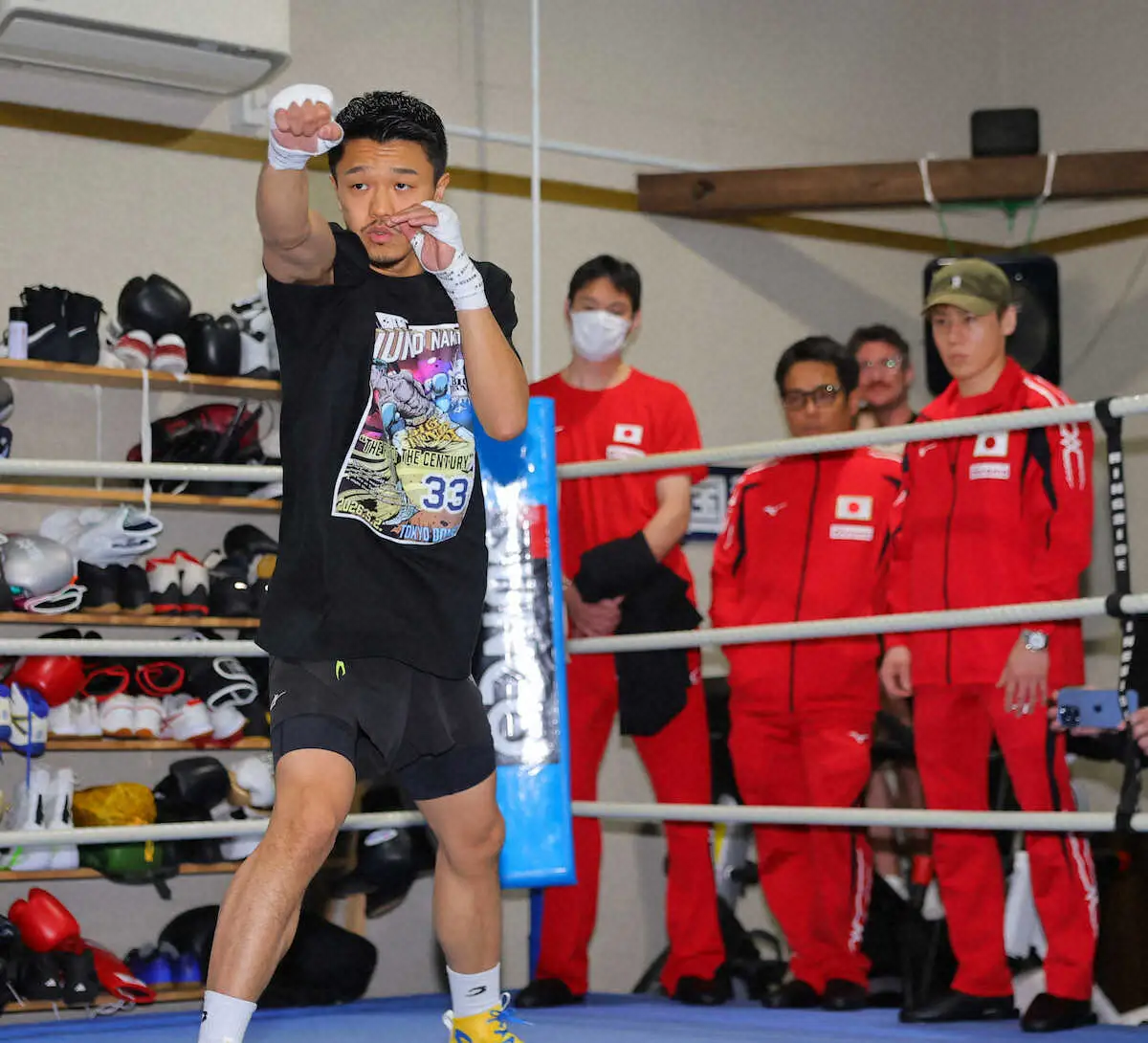 【画像・写真】大橋陣営に見つめられながら調整する中谷（撮影・光山　貴大）