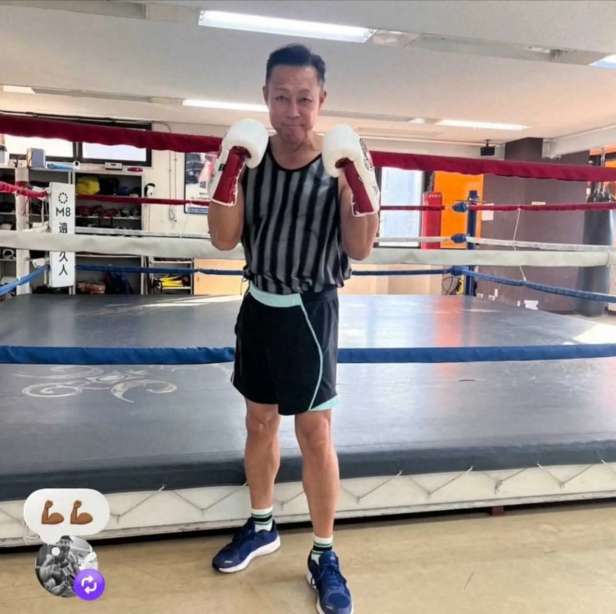 【画像・写真】自身が経営する薬師寺ボクシングジム＆フィットネスのリング前でファイティングポーズをとる薬師寺氏（薬師寺氏のSNSから）