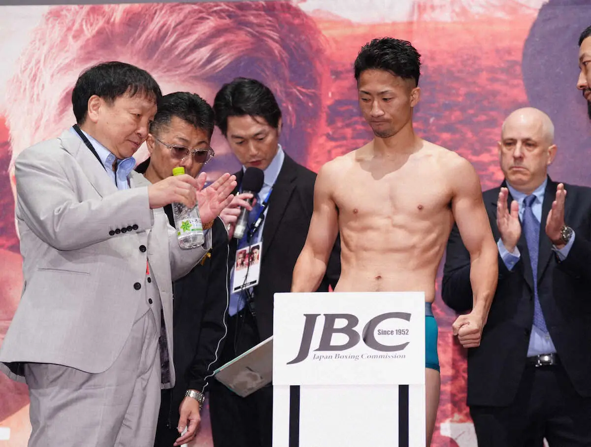 【画像・写真】井上拓真＆井岡一翔も計量一発パス　拓真ムキムキ、井岡は黒髪短髪マッチョポーズ　握手はなし