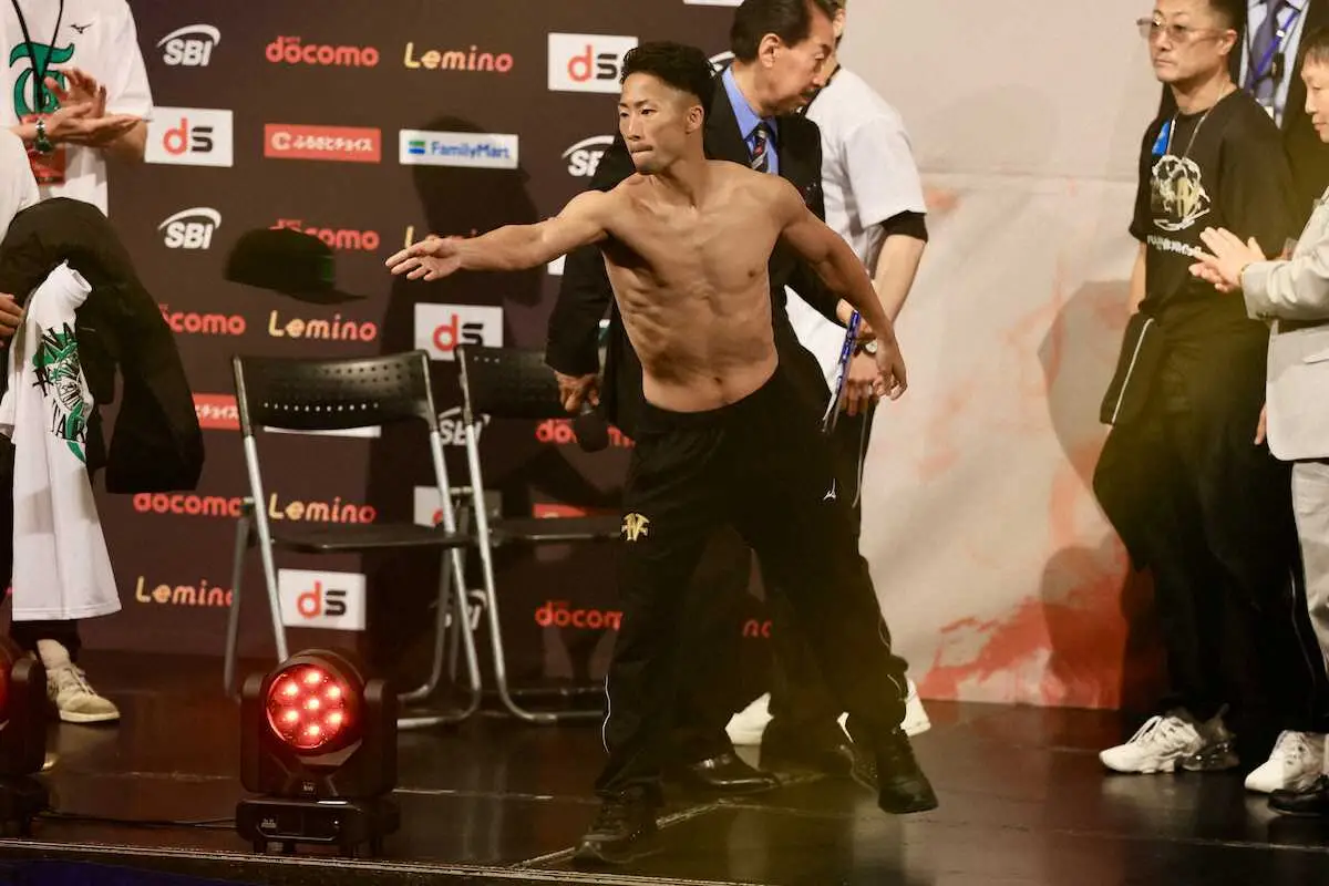 【画像・写真】＜Lemino　Boxingダブル世界タイトルマッチ　前日計量＞計量を終え、着用していた帽子を投げ入れる井上拓（撮影・松永　柊斗）