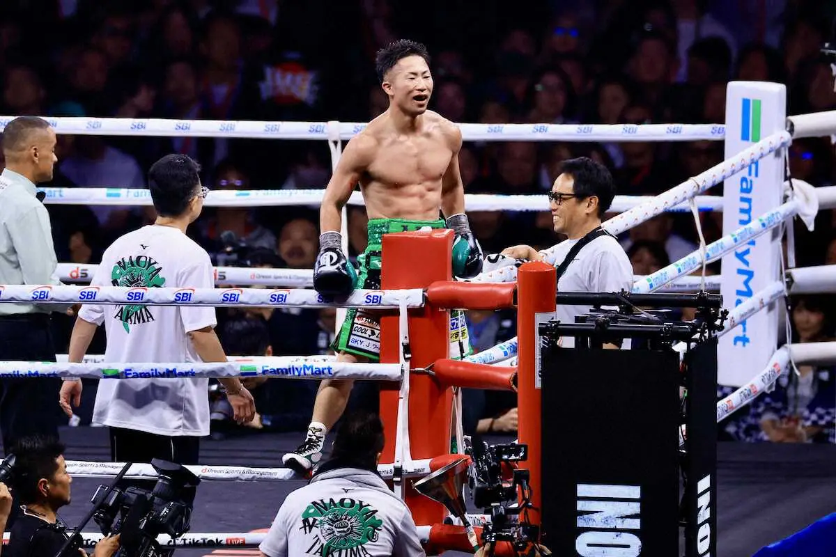 【画像・写真】＜WBC世界バンタム級タイトルマッチ12回戦　井上拓真vs井岡一翔＞試合を終え、コーナーに上がる井上拓真　（撮影・松永　柊斗）