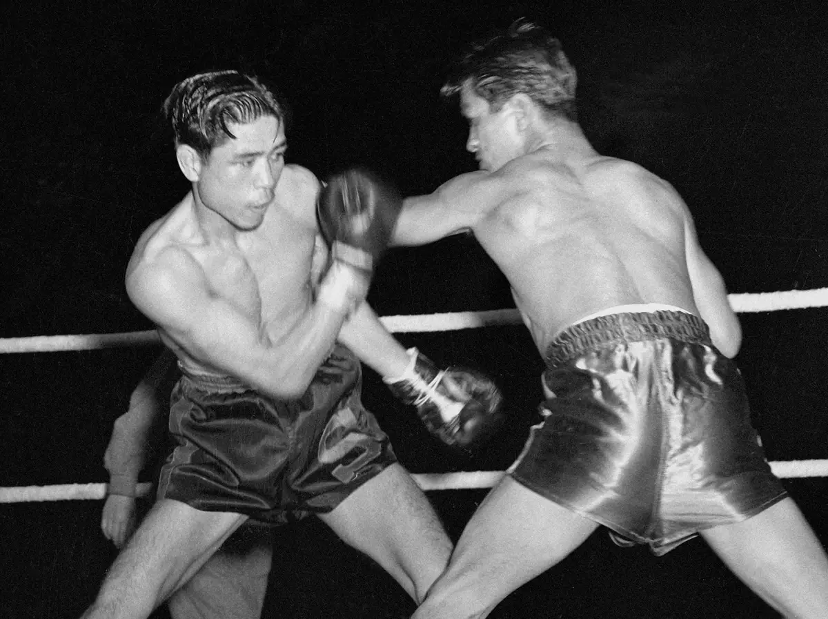 【画像・写真】52年、後楽園球場特設リングで行われたダド・マリノと白井義男（左）の試合