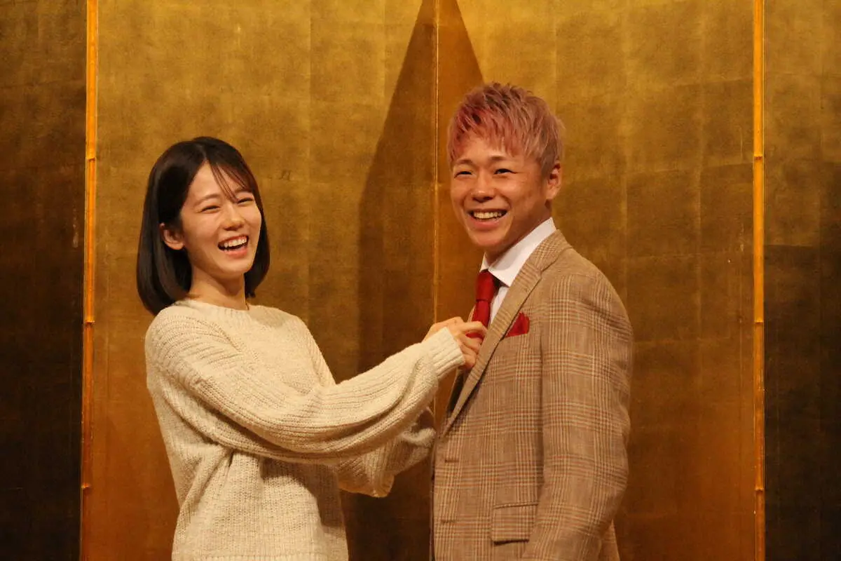 【画像・写真】引退会見で笑顔満開！武尊のネクタイを直す川口葵（撮影・酒井卓也）