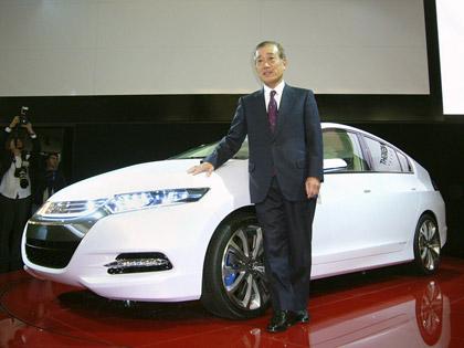 パリ国際自動車ショーでホンダが公開した新型ハイブリッド車「インサイト」の試作車と福井威夫社長