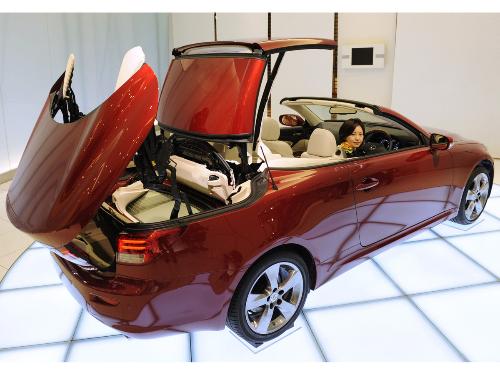 トヨタ自動車が発売した ２０秒で屋根が開閉する レクサス の４人乗りオープンカー ｉｓ２５０ｃ スポニチ Sponichi Annex クルマ