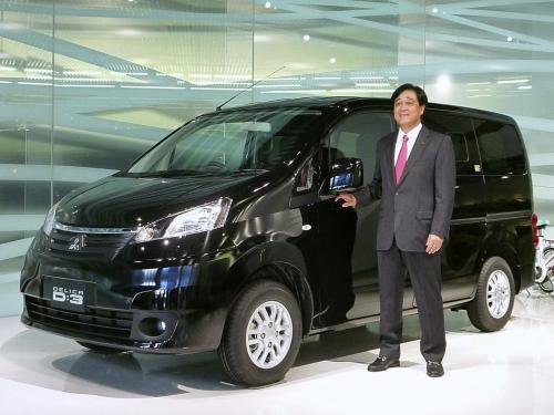三菱自動車が27日に発売する新型ミニバン「デリカＤ：３」と益子修社長