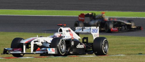 １３着に終わったザウバー・フェラーリの小林可夢偉（左）