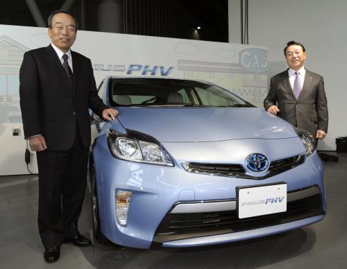 トヨタ自動車が来年１月発売予定のプラグインハイブリッド車「プリウスＰＨＶ」。左は内山田竹志副社長