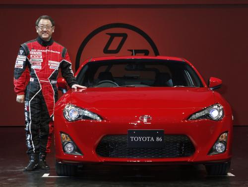 トヨタの新型スポーツカー「86」と豊田章男社長