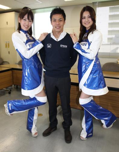 ＧＴ５００ＰＲのため来社したエプソン・ナカジマレーシングの（左から）池田ゆい佳、レーシングドライバーの中山友貴、高橋聡美