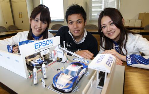 ＧＴ５００ＰＲのため来社したエプソン・ナカジマレーシングの（左から）池田ゆい佳、レーシングドライバーの中山友貴、高橋聡美